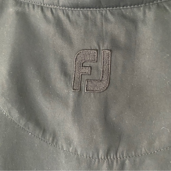 FootJoy Men's Windshirt Golf Vest (Windproof)- Small - Picture 4 of 6